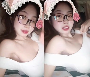 Em bé xinh đẹp đề nghị anh đến nhà 