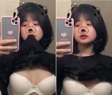 Sinh viên xinh đẹp có đôi vú nảy nở được chăm sóc cẩn thận